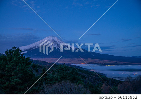 （山梨県）二十曲がり峠から望む、富士山・夜明け前 66115952
