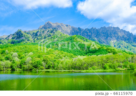 鏡池から望む新緑の戸隠山 鏡池から望む新緑の戸隠山 66115970