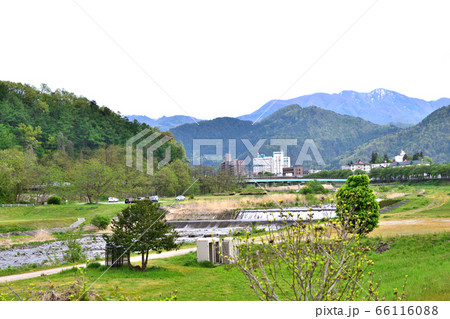 馬見ヶ崎川河川敷 瀧山と山形大橋 馬見ヶ崎川河川敷 瀧山と山形大橋 66116088