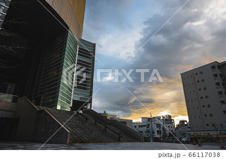 グラデーションの空と建物 66117038