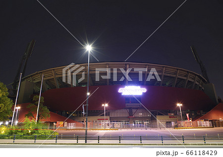 夜のカープ本拠地 Mazda Zoom Zoom スタジアム広島 マツダスタジアム 正面の写真素材