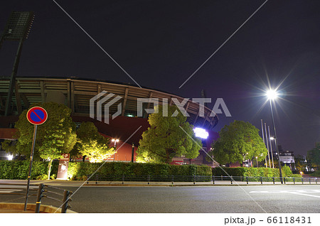 夜のカープ本拠地 Mazda Zoom-Zoom スタジアム広島（マツダスタジアム）正面 66118431