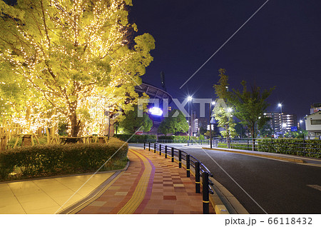 カープロードと夜のカープ本拠地 Mazda Zoom-Zoom スタジアム広島(マツダスタジアム) カープロードと夜のカープ本拠地 Mazda Zoom-Zoom スタジアム広島(マツダスタジアム) 66118432