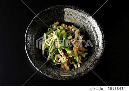 黒背景、俯瞰で撮影した旬の筍とピーマンをたくさん使ったシンプルなチンジャオロース 黒背景、俯瞰で撮影した旬の筍とピーマンをたくさん使ったシンプルなチンジャオロース 66118434