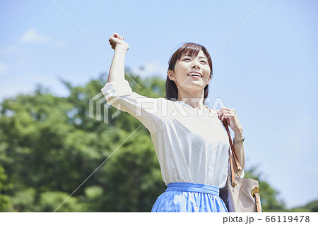 爽やかな若い女性 爽やかな若い女性 66119478