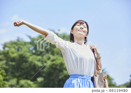 爽やかな若い女性 66119480