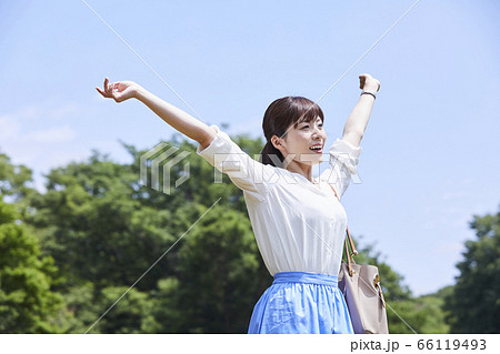 爽やかな若い女性 66119493