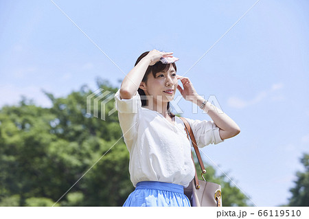 爽やかな若い女性 66119510