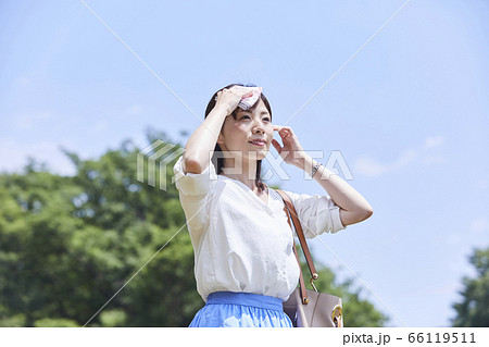 爽やかな若い女性 爽やかな若い女性 66119511