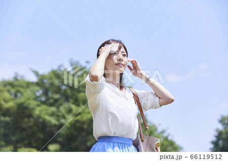 爽やかな若い女性の写真素材