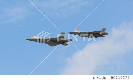 アメリカ空軍F-22&F-35編隊飛行 66119575
