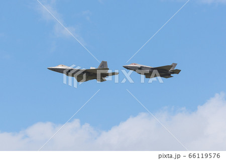 アメリカ空軍F-22&F-35編隊飛行 66119576