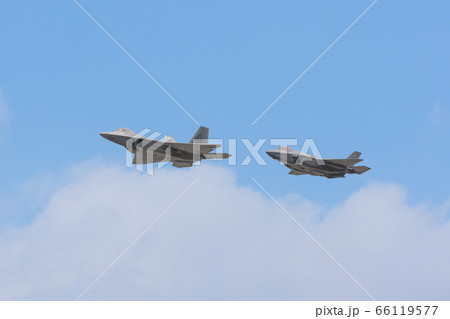 アメリカ空軍F-22&F-35編隊飛行 アメリカ空軍F-22&F-35編隊飛行 66119577