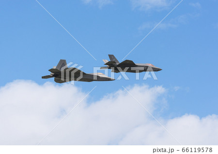アメリカ空軍F-22&F-35編隊飛行 アメリカ空軍F-22&F-35編隊飛行 66119578