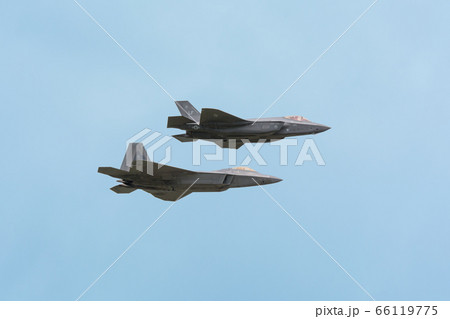 アメリカ空軍F-35A＆F-22編隊飛行 66119775