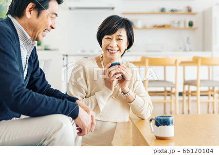 ミドル 夫婦 家 リビング 66120104