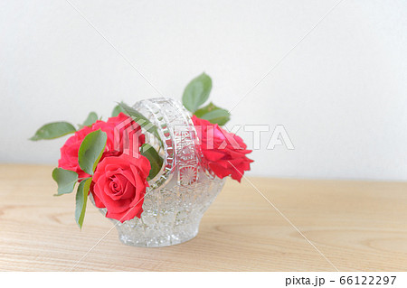 バラのフラワーアレンジメント　　　 66122297