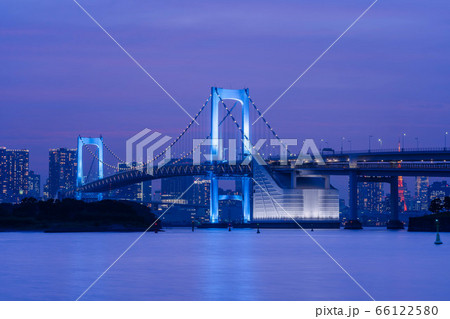 【新型コロナウィルス】医療従事者への感謝で青くライトアップしたレインボーブリッジ 66122580