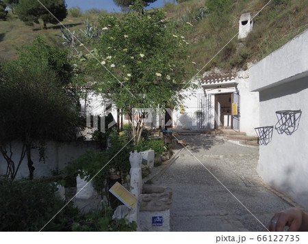 世界遺産　スペイン　グラナダ　サクロモンテ洞窟博物館　回廊 66122735