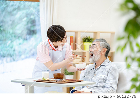 介護イメージ 食事 シニア デイケア 介護福祉士 老人ホーム 介護イメージ 食事 シニア デイケア 介護福祉士 老人ホーム 66122779