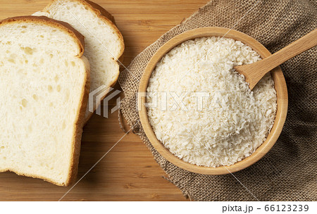 木の背景にパン粉と食パン 木の背景にパン粉と食パン 66123239