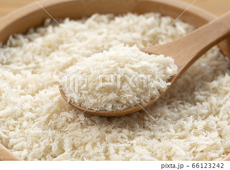 木の背景にパン粉と食パン 66123242