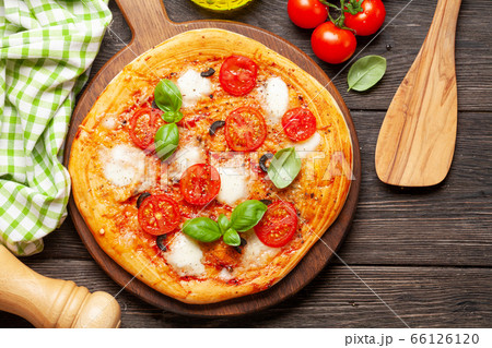 Tasty homemade pizza with tomatoes and basil 66126120
