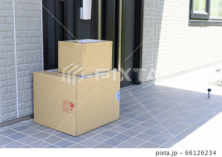 玄関に届いた商品(置き配) 玄関に届いた商品(置き配) 66126234