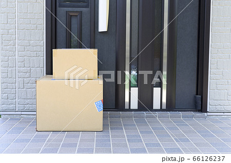 玄関に届いた商品(置き配) 玄関に届いた商品(置き配) 66126237