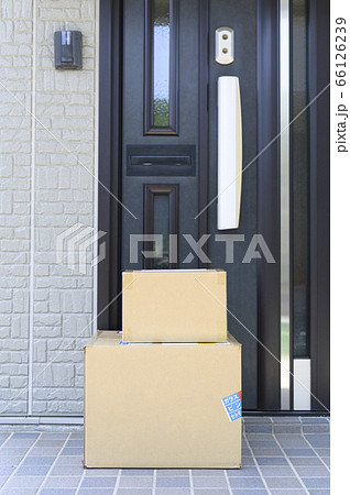 玄関に届いた商品(置き配) 玄関に届いた商品(置き配) 66126239
