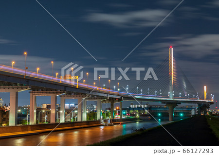 都市風景 首都高葛飾ハープ橋(夜景) 都市風景 首都高葛飾ハープ橋(夜景) 66127293