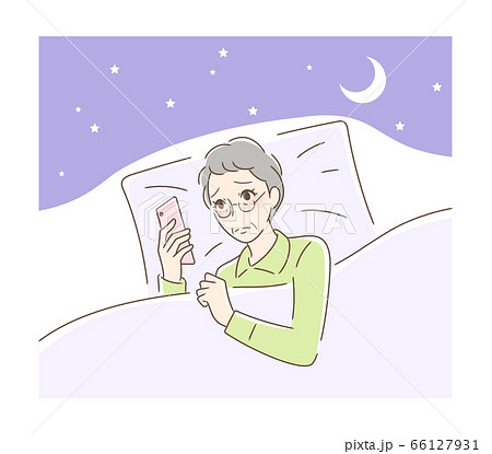 布団の中でスマホを見る不安そうな女性 66127931