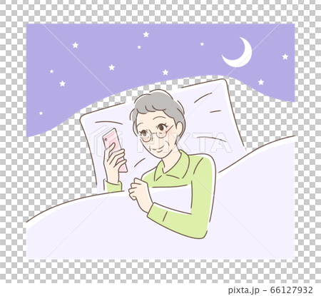 布団の中でスマホを見る笑顔の女性 66127932