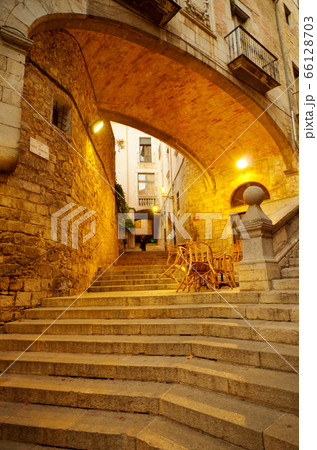 スペイン　ジローナの街並み 66128703