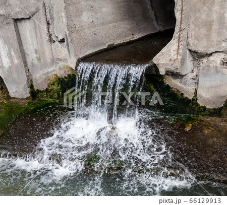 Run-off pipe discharging water 66129913