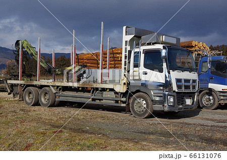 クレーン付き木材運搬車 伐採丸太材運搬車の写真素材