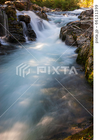 滝 流れ 岩 66131399