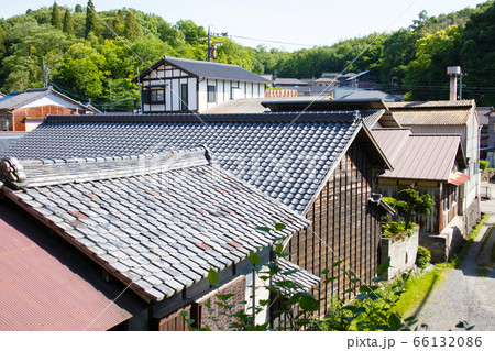 焼杉の外壁と瓦屋根の日本家屋の写真素材