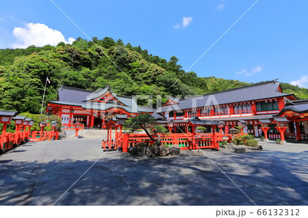 【島根県】晴天下の太皷谷稲成神社の境内（津和野） 66132312