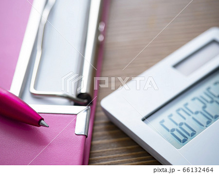 ビジネスイメージ・バインダー・書類・女性 66132464