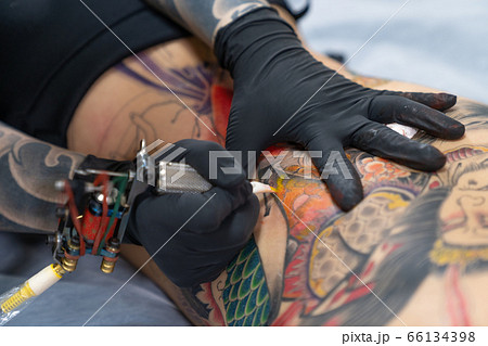 刺青の入った背中 日本伝統刺青の写真素材