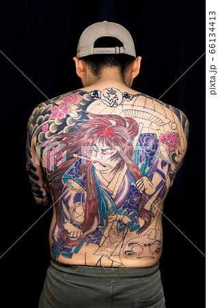 入れ墨の男性 背中 日本伝統刺青の写真素材