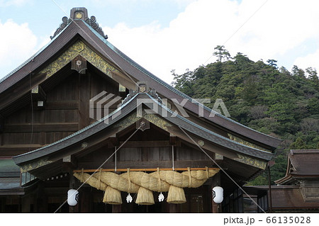 出雲大社拝殿の注連縄と八雲山 66135028