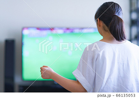 家でスポーツをテレビ観戦する若い女性のイメージ【プロサッカーの動画配信サービス】 家でスポーツをテレビ観戦する若い女性のイメージ【プロサッカーの動画配信サービス】 66135053