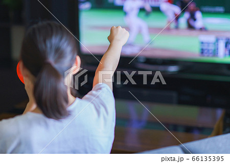 家でスポーツをテレビ観戦する若い女性のイメージ【プロ野球の動画配信サービス】 家でスポーツをテレビ観戦する若い女性のイメージ【プロ野球の動画配信サービス】 66135395