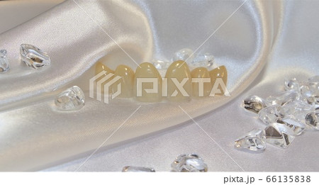 きれいな歯で笑顔になると人も運気もよってくる 66135838