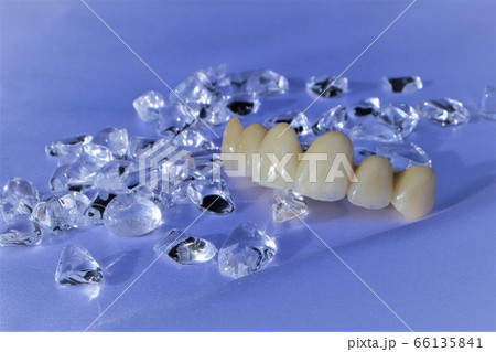 きれいな歯で笑顔になると人も運気もよってくる きれいな歯で笑顔になると人も運気もよってくる 66135841