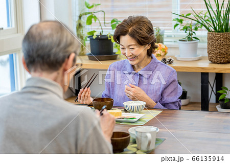 シニア夫婦の食事 シニア夫婦の食事 66135914