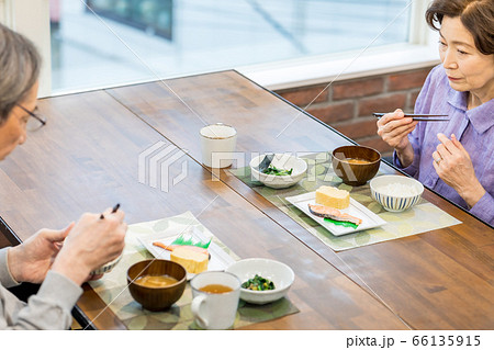 シニア夫婦の食事 66135915