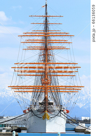 青空の下、帆船　海王丸 66136059